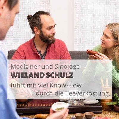 Teekenner, Mediziner und Sinologe  Wieland Schulz führt mit viel Know-how durch die Tee-Verkostung.
